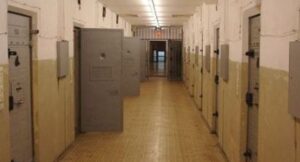 Caldo e mancanza di acqua, proteste di agenti e detenuti nel carcere di Santa Maria Capua Vetere