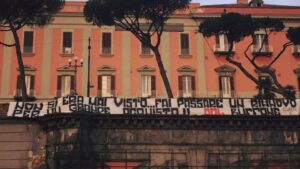 Napoli, la Curva A protesta contro De Laurentiis: striscione sulla galleria Vittoria