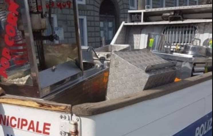 Lungomare di Napoli, blitz della municipale: sequestri e multe agli ambulanti
