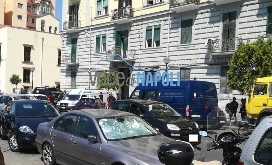 Napoli, donna si lancia nel vuoto a Fuorigrotta