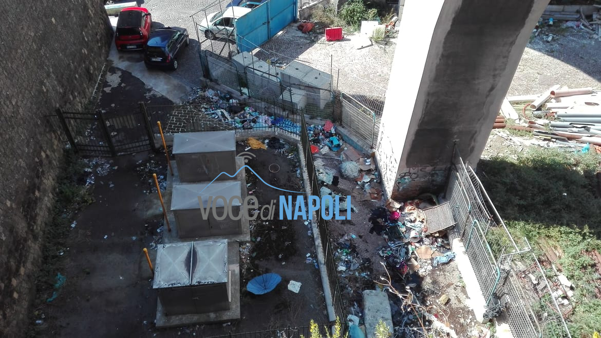 Piazza Municipio, il cantiere della metro ai cavalli di bronzo è una discarica