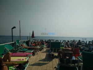 Napoli, è ottobre ma i napoletani sono al mare