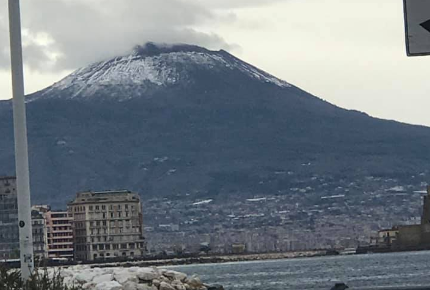 Fiocchi di neve a Napoli, lo spettacolo del Vesuvio innevato