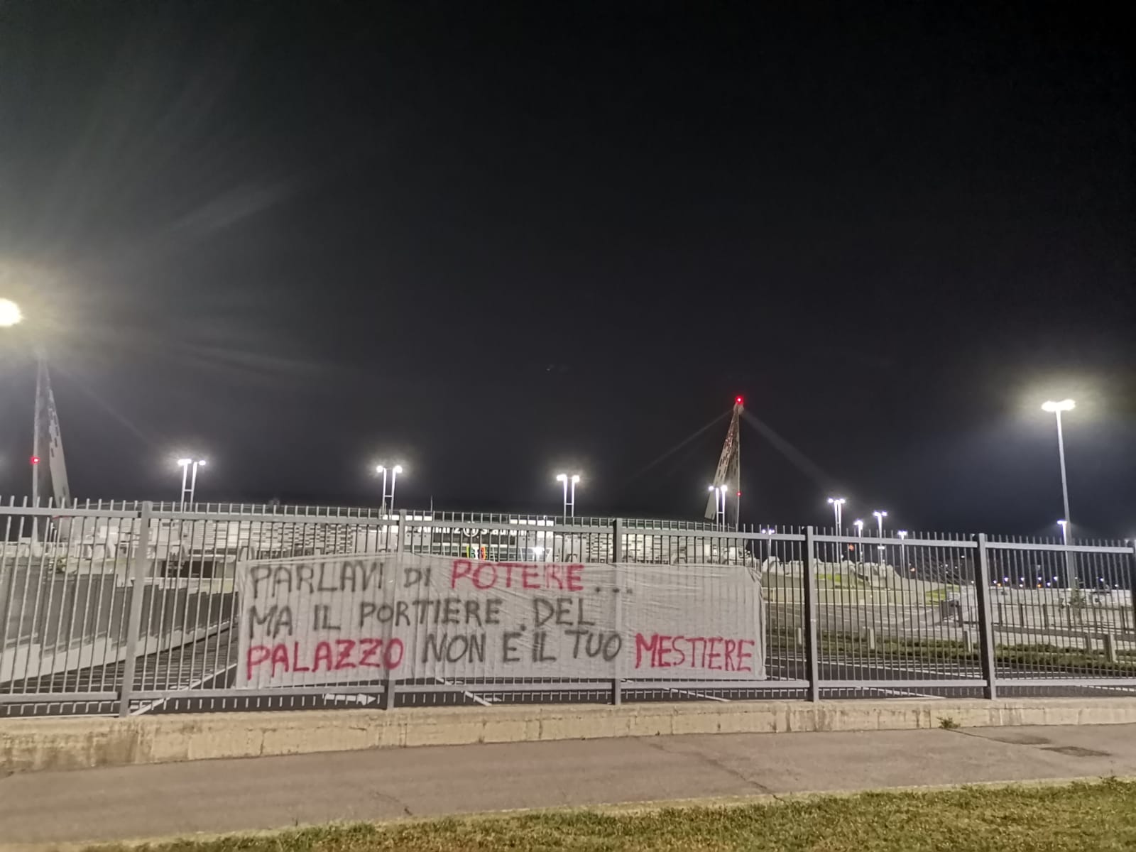 Blitz dei tifosi del Napoli allo Stadium, striscione 'sfottò' per Sarri: l'ironia azzurra conquista il web