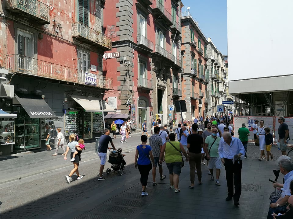 Napoli irresistibile nonostante il covid, centro pieno di turisti: "È una città bellissima"