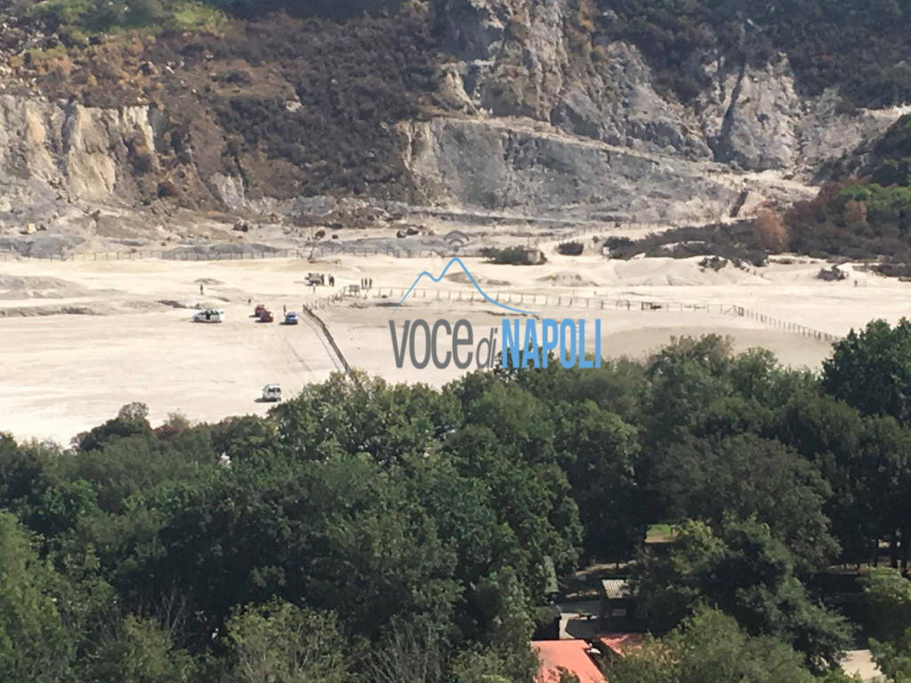 Frana la Solfatara di Pozzuoli, famiglia intrappolata nel cratere: tre morti, salvo un bambino