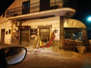 Paura a Scafati, bomba esplode davanti un bar durante la notte