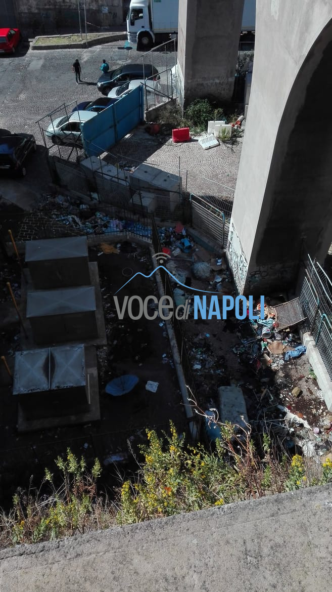 Piazza Municipio, il cantiere della metro ai cavalli di bronzo è una discarica