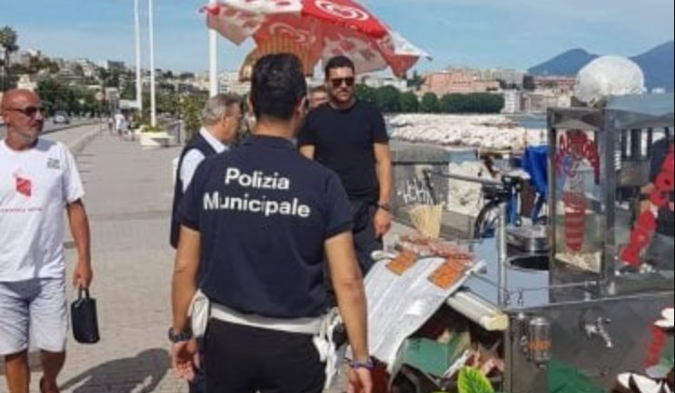 Lungomare di Napoli, blitz della municipale: sequestri e multe agli ambulanti