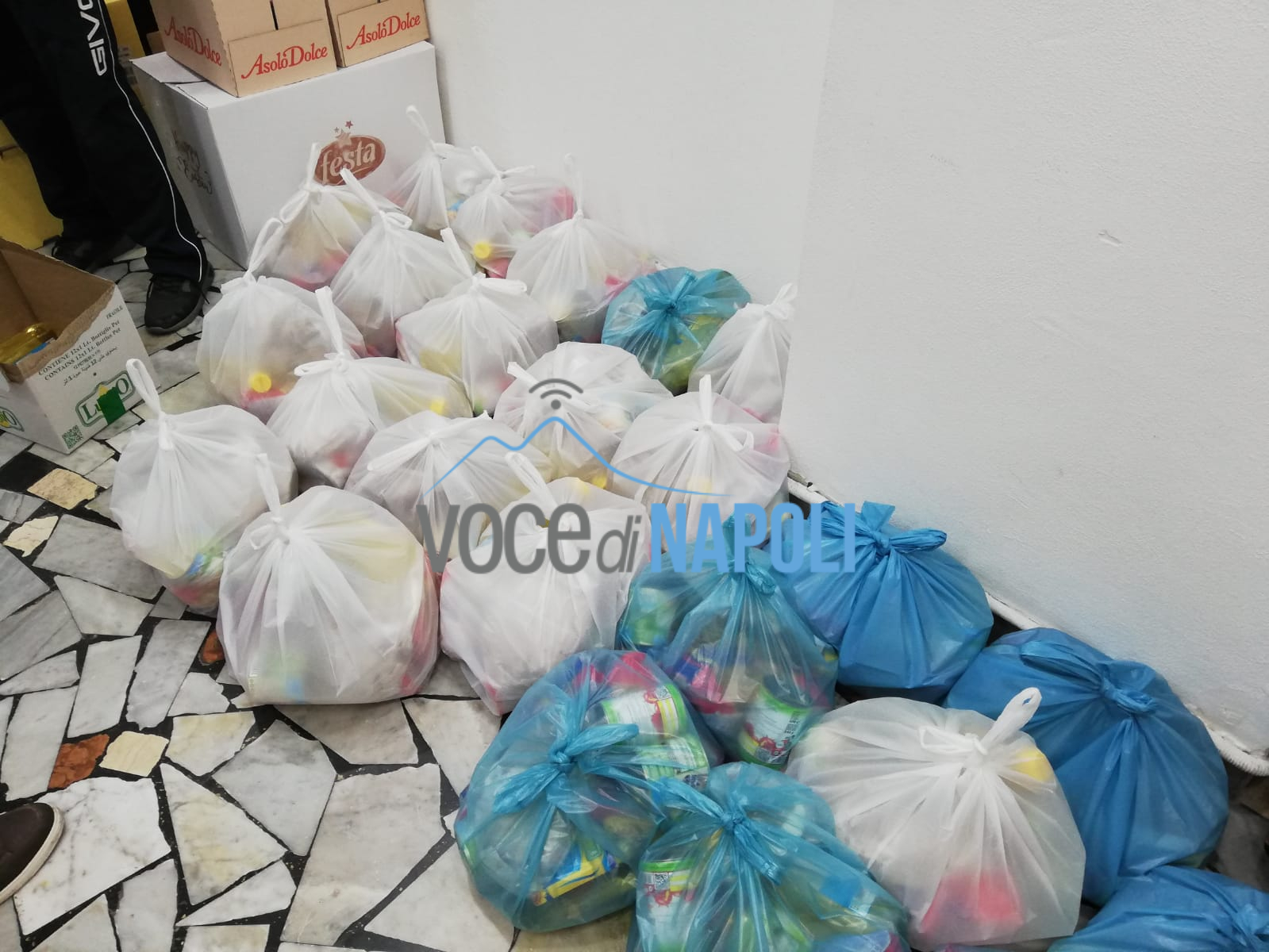 Napoli, gli 'Angeli' dei Quartieri regalano il 'casiatello solidale' ai bisognosi