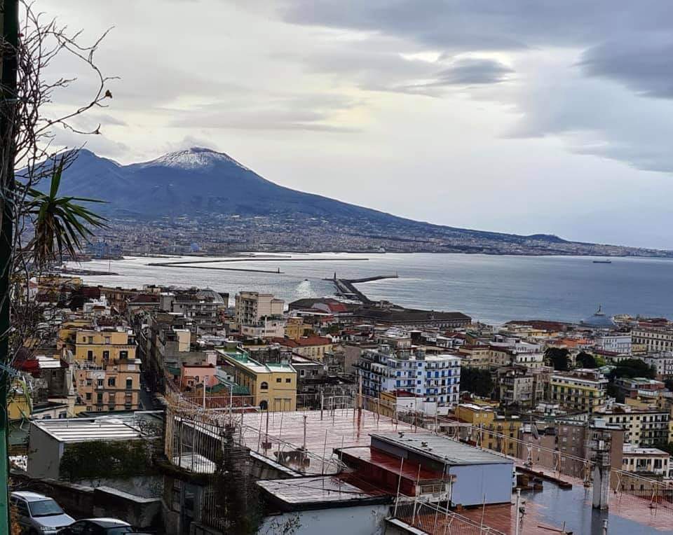 Fiocchi di neve a Napoli, lo spettacolo del Vesuvio innevato