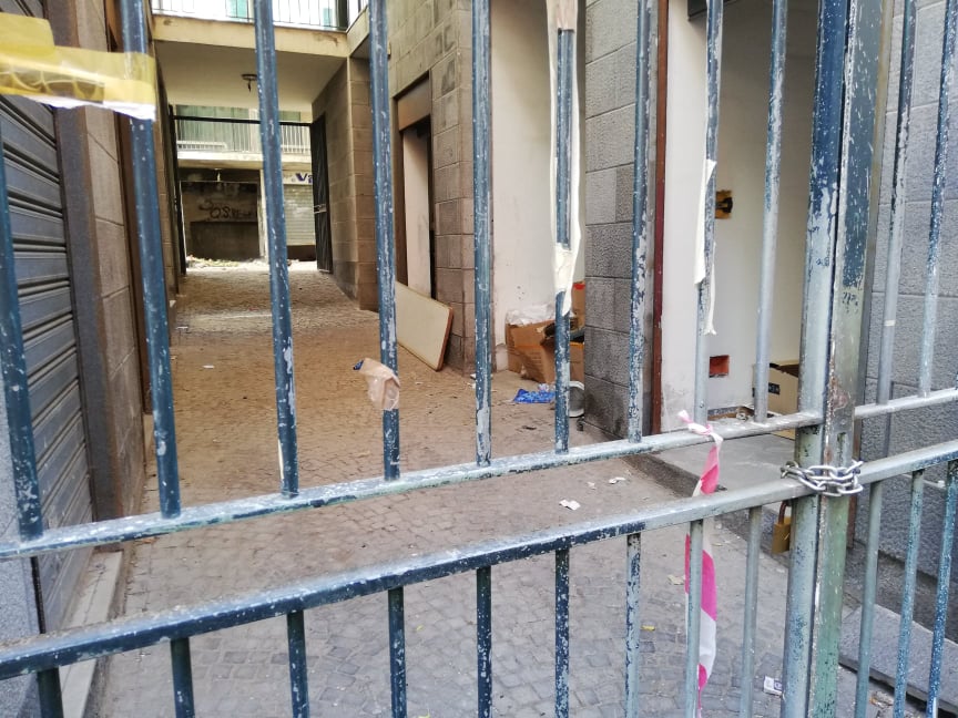 Ex mercatino di Sant'Anna ai Quartieri Spagnoli, regnano di nuovo degrado e rifiuti