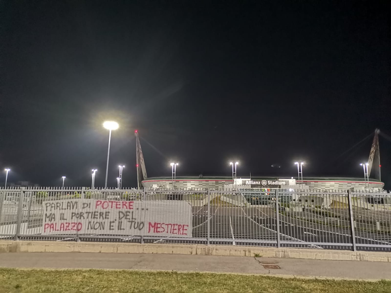 Blitz dei tifosi del Napoli allo Stadium, striscione 'sfottò' per Sarri: l'ironia azzurra conquista il web