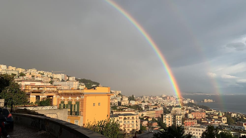 Napoli, dall'allerta meteo all'arcobaleno: traffico in tilt per ammirare il gioco di luci