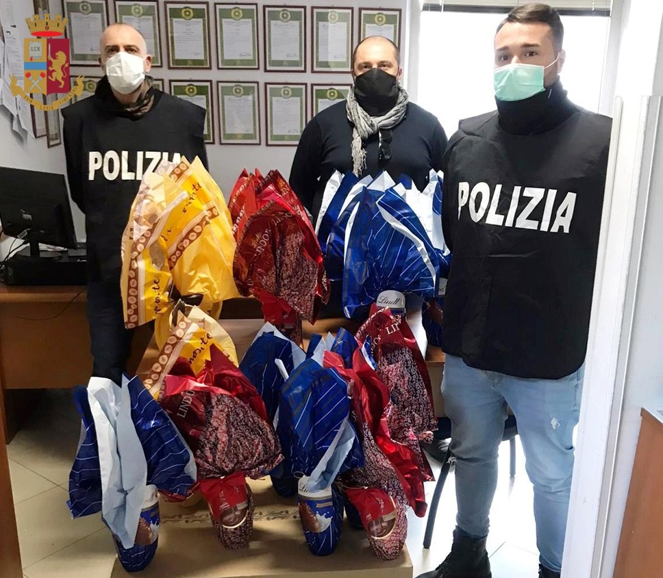 Napoli, la Polizia trova uova di Pasqua rubate e il proprietario le dona ai bimbi del Santobono