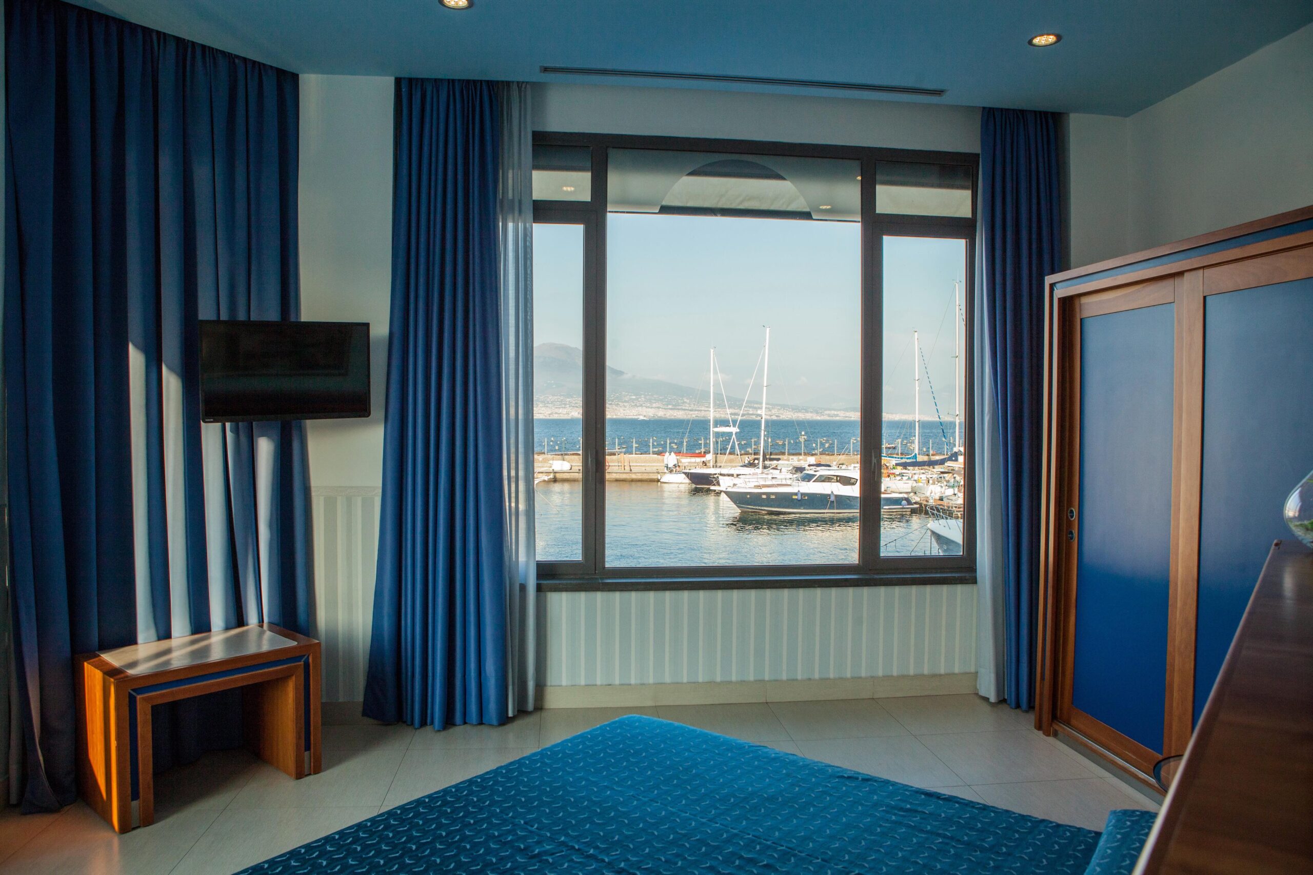 Borgo Marinari, tra storia e leggenda il fascino di un luogo unico e sul mare