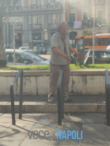 Rissa tra clochard a piazza Sannazaro, uomo ferito con una bottiglia alla testa