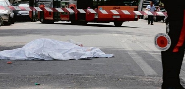 Tragedia a Napoli, uomo si lancia dal balcone: è deceduto sul colpo