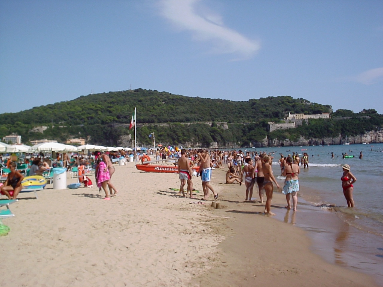 Serapo, violenta rissa tra ragazzi in spiaggia durante l'aperitivo