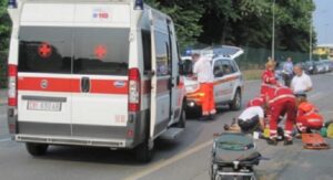 Malore durante la guida: muore un uomo, ferita la moglie