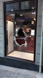 Napoli, rapina con la "spaccata" da Gutteridge in via Toledo