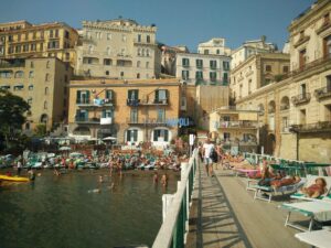 Napoli, è ottobre ma i napoletani sono al mare