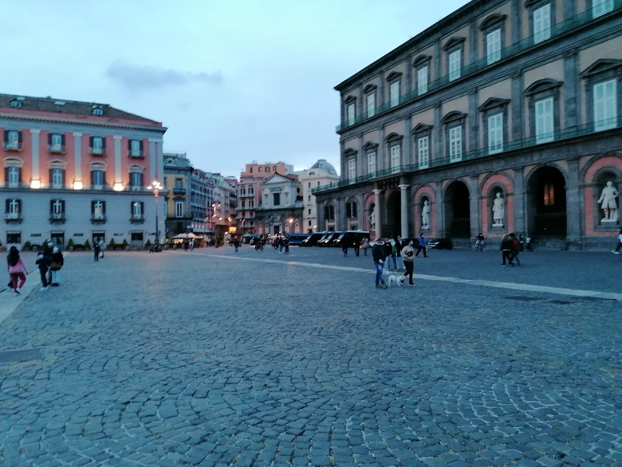 'Fase2', l'ora d'aria dei napoletani per il primo maggio: in troppi senza mascherina