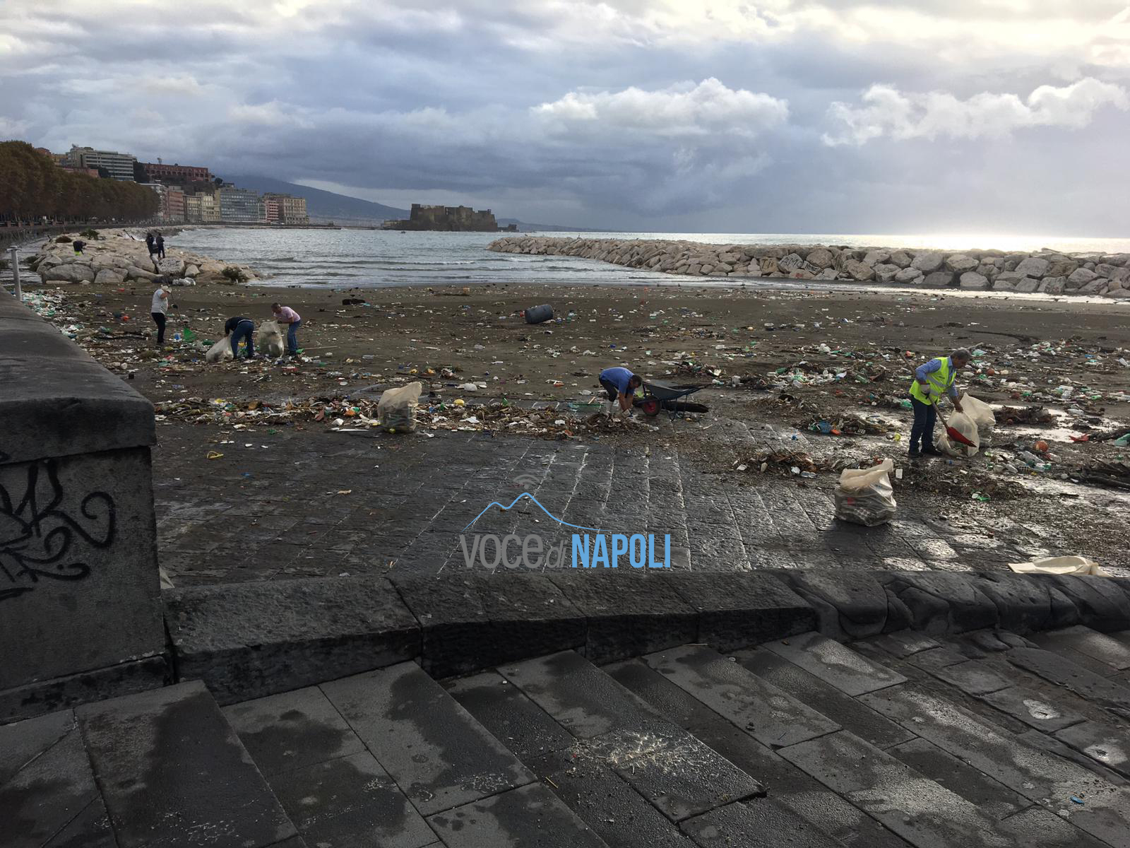 Maltempo e mareggiate, spiagge di Napoli si riempiono di plastica e rifiuti 