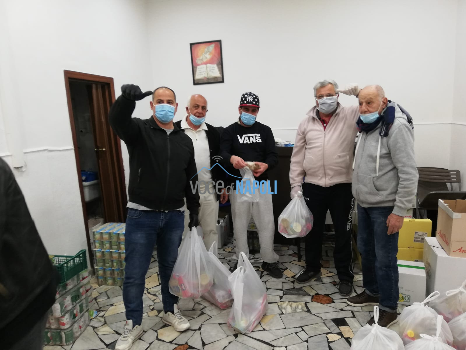 Napoli, gli 'Angeli' dei Quartieri regalano il 'casiatello solidale' ai bisognosi