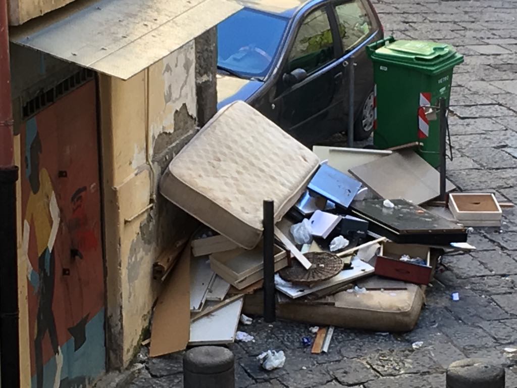 Caos rifiuti ai Quartieri Spagnoli, montagne di "monnezza" nonostante le segnalazioni
