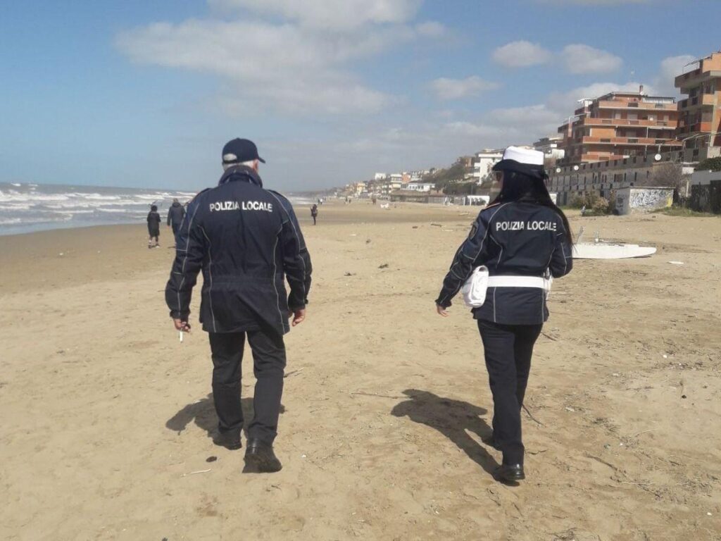 Napoli, sorpreso in spiaggia a fare il bagno, ma è ai domiciliari: arrestato