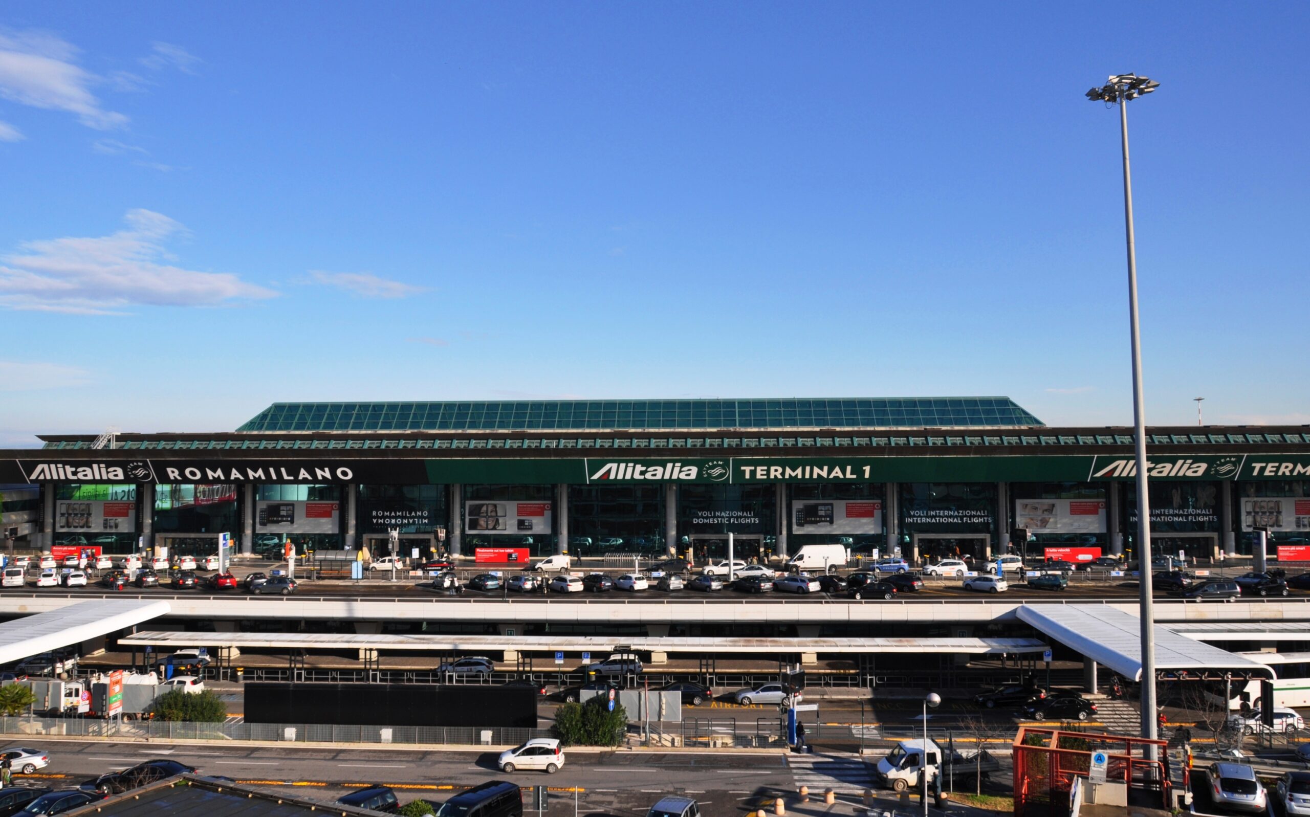 Fiumicino, aereo diretto in Spagna viene spinto a mano per il decollo