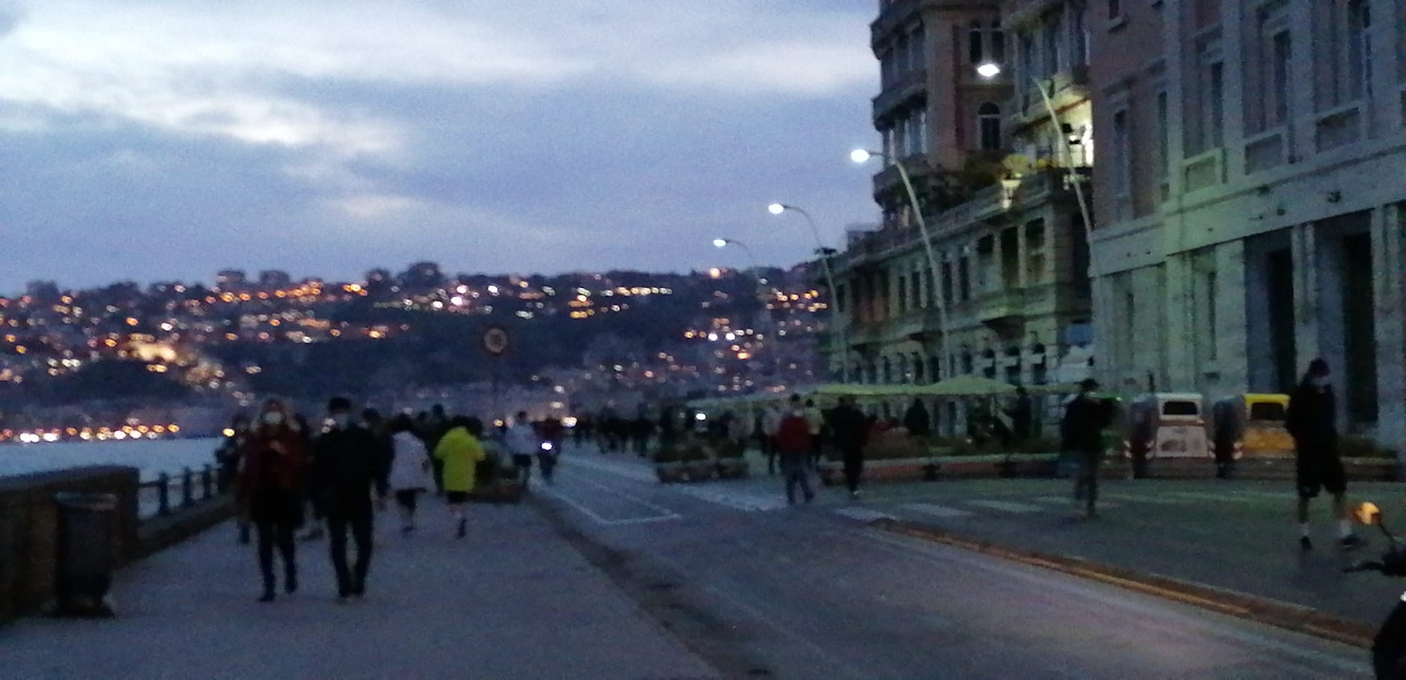 'Fase2', l'ora d'aria dei napoletani per il primo maggio: in troppi senza mascherina