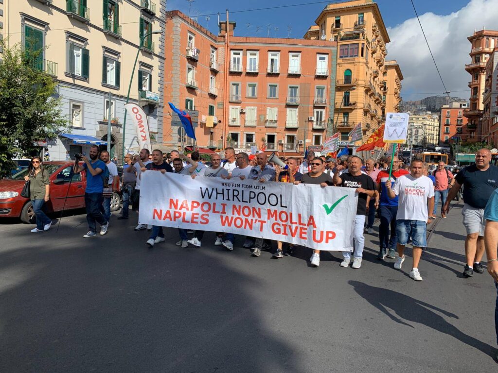 Whirlpool, i dipendenti protestano a Napoli e bloccano il lungomare