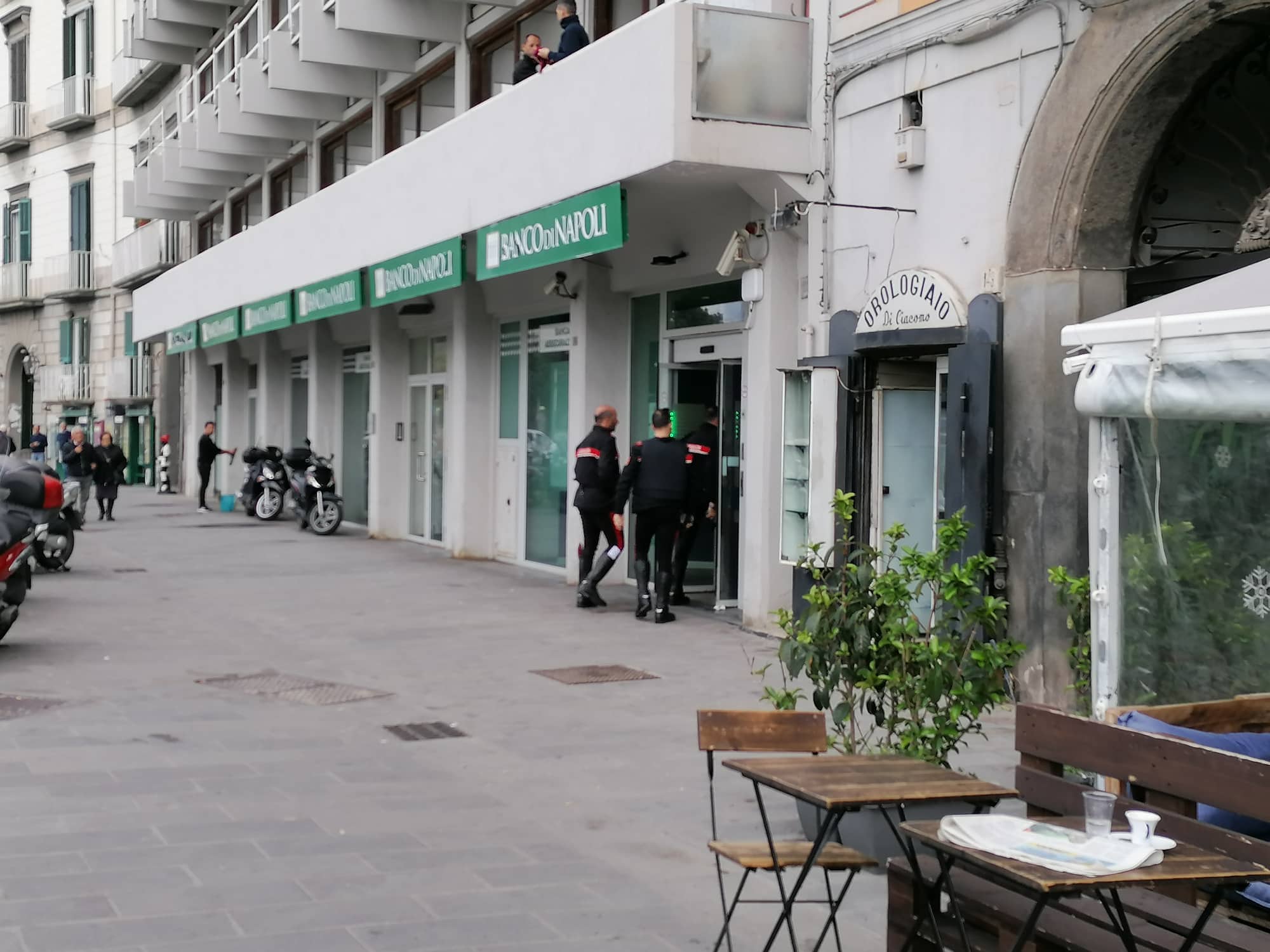 Napoli, blitz dei carabinieri in banca: militari armati di mitra