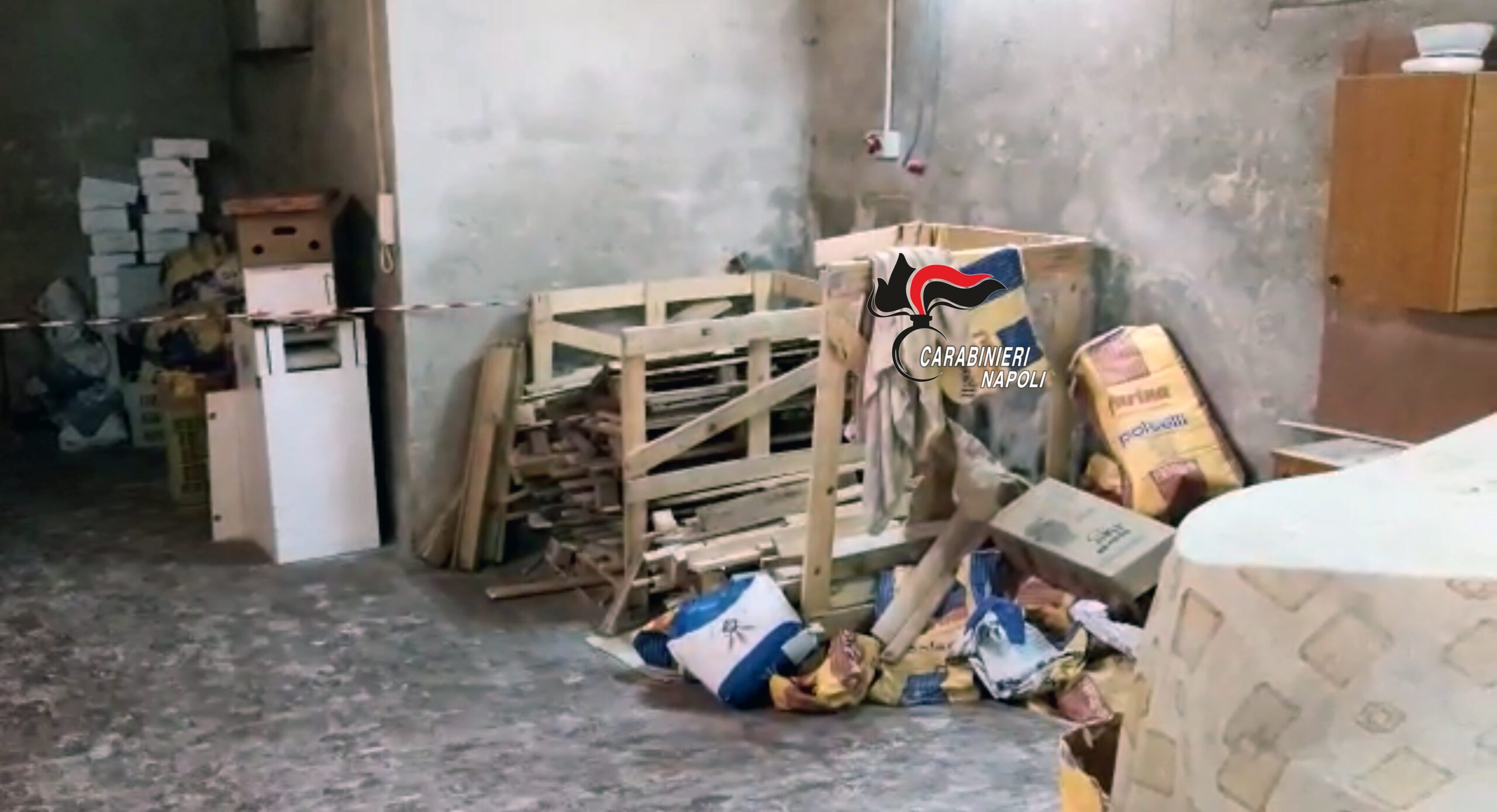 Pane killer, impasto da 50 chili cotto con legno e chiodi: sequestrato forno abusivo e denunciata una coppia