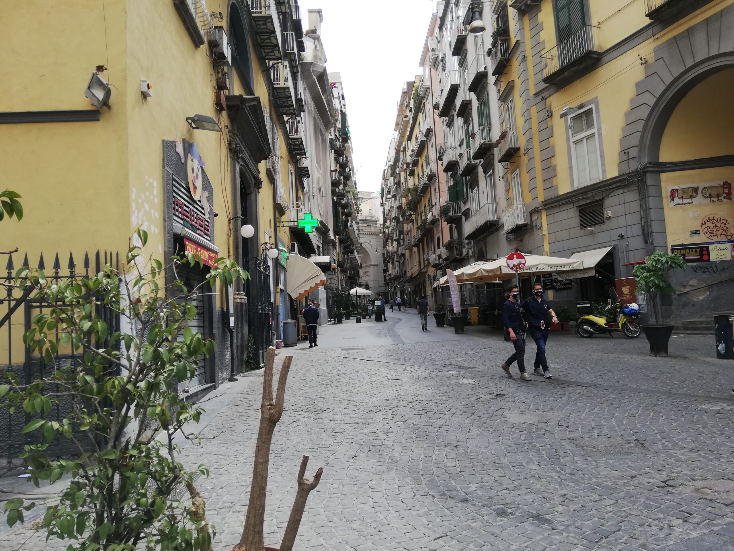 Napoli riparte, aprono i negozi: la città prende vita