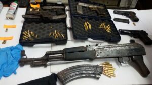 Blitz a Napoli: Polizia e Carabinieri sequestrano armi e droga