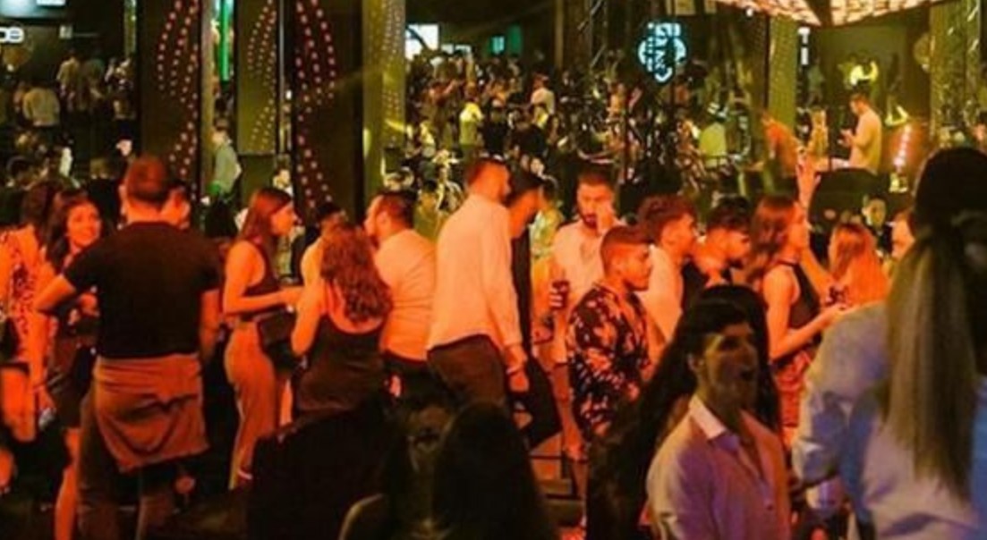 Allarme Covid, polemiche sulle discoteche Perché sono aperte. Oggi l'incontro tra Governo e Regioni