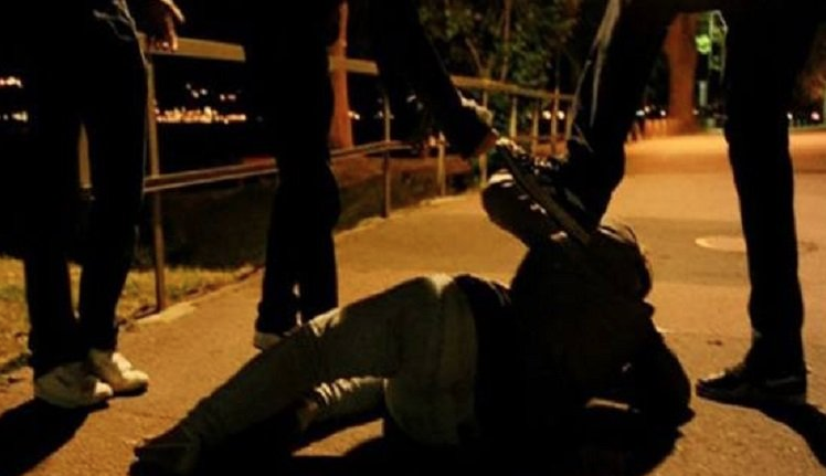 Botte, mazze da baseball e rapina: serata di violenza a Napoli