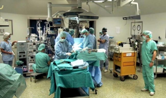 Ginecologo rifiuta di praticare un aborto urgente: l'ASL lo licenzia