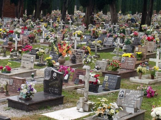 Lavorava al cimitero, muore mentre seppellisce una bara