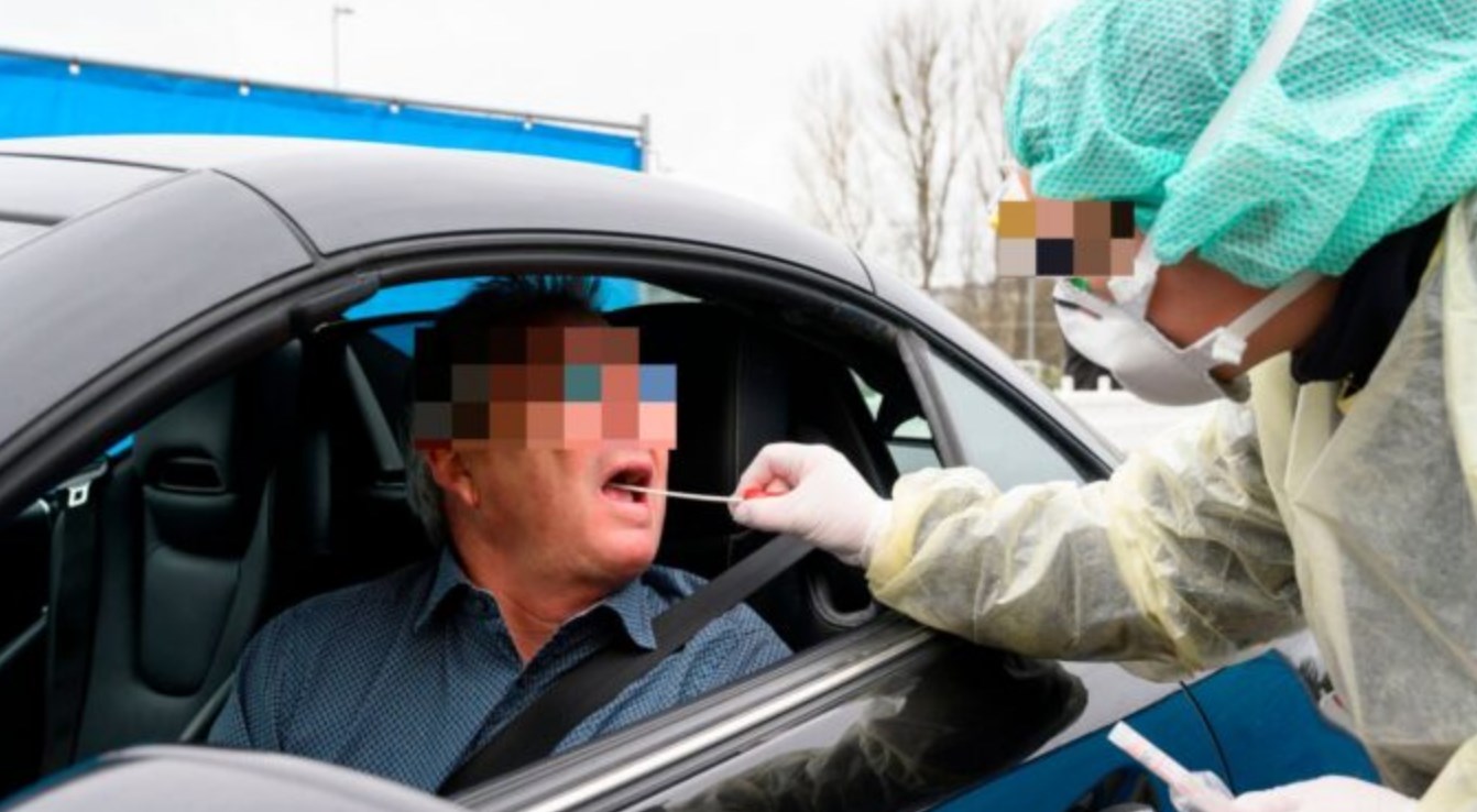 Covid-19, da Napoli l'analisi: "E' maggiormente diffuso tra i viaggiatori"