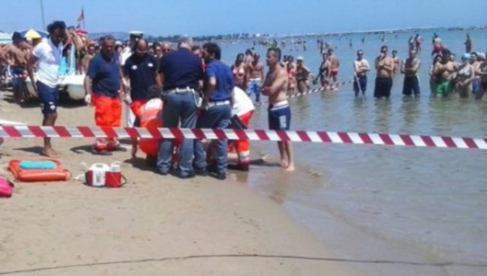 Dramma a Comacchio, si sente male in mare: Vito Cassa annega davanti alla sua famiglia 