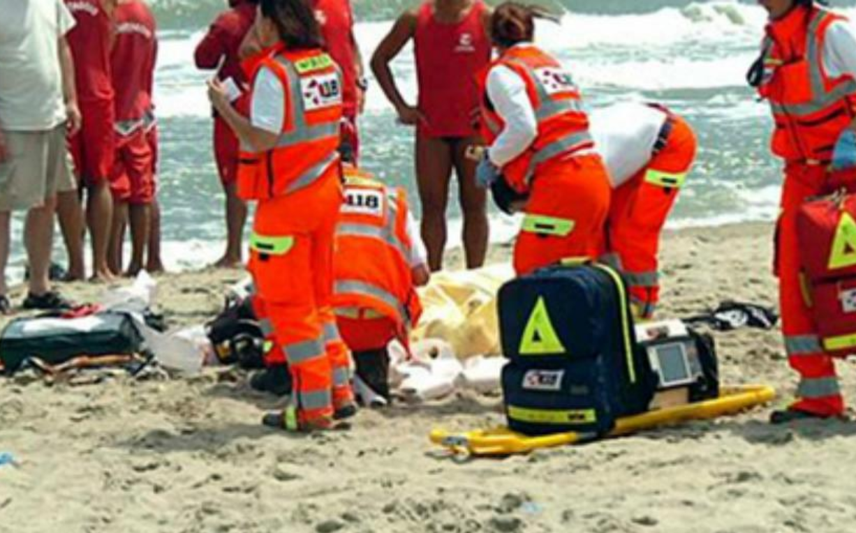 Dramma sul Litorale Domitio, 13enne si capovolge con il pedalò e muore