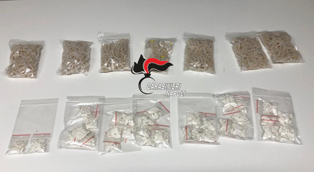 Napoli, 70enne arrestato dai Carabinieri: trasportava 1700 dosi di droga