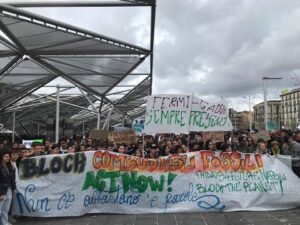 Attivisti Friday For Future bloccano Castel dell'Ovo, scontri con la polizia