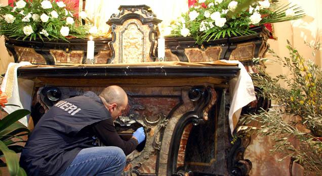 Sant'Antimo, chiesa profanata: dei criminali compiono il sacrilegio e rubano tutto