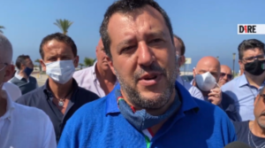 Salvini torna a Mondragone, selfie senza mascherine: "Sono tornato senza teppisti e amici di camorristi"