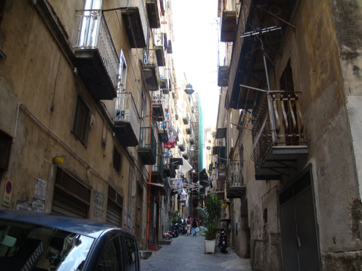 Napoli, giovane donna si lancia dal balcone e atterra sulle verande dei bassi: è salva